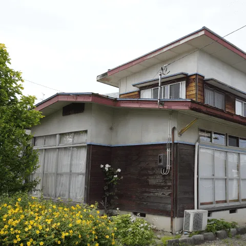 赤い屋根の古い戸建て住宅の外観